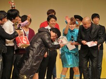 リアルライブの副賞「アントニオ猪木酒場の3時間食べ放題券4名分」を受け取るタイムマシーン3号の関。