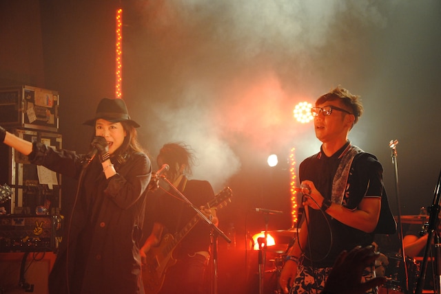 新音楽番組「椿鬼奴のいるライブハウス」に出演する、椿鬼奴（左）。(c)BSフジ