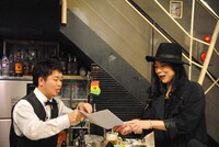 椿鬼奴（右）と、コンマニセンチ堀内（左）。(c)BSフジ