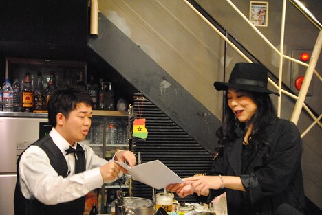 椿鬼奴（右）と、コンマニセンチ堀内（左）。(c)BSフジ