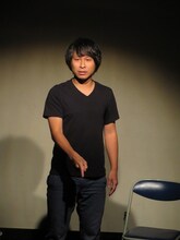 オープニングを担当したトップリード新妻。今立っている舞台こそ夢の場所であることを宣言。