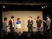 新妻（右から2番目）の演説を「今までで一番よかった」と絶賛する出演者たち。