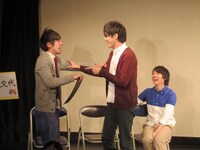 「アナと雪の女王」に感銘を受け「分析した」と語る酒井（左）と、それを「変な人」と笑った佐々木（中）が小競り合い。