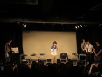 「新しい風」「あたかぜ」ことリンゴスター平田流の「語らせろ!!」ポーズ。