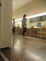 初日、本番前にセリフの読みあわせをする犬の心。