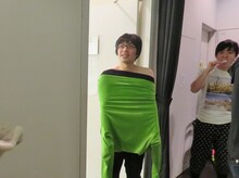 楽屋に来た芸人たちと談笑する犬の心。