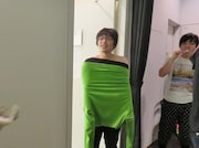 楽屋に来た芸人たちと談笑する犬の心。