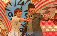 「セクシービーム」を披露する矢口と淳。