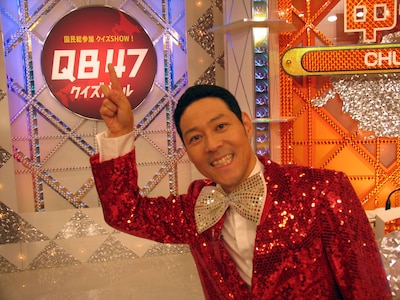 「国民総参加クイズSHOW！ QB（クイズバトル）47 2014年末スペシャル！」司会の東野幸治。(c)NHK