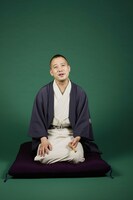 「初笑い東西寄席2015」リポーターの春風亭一之輔。(c)NHK