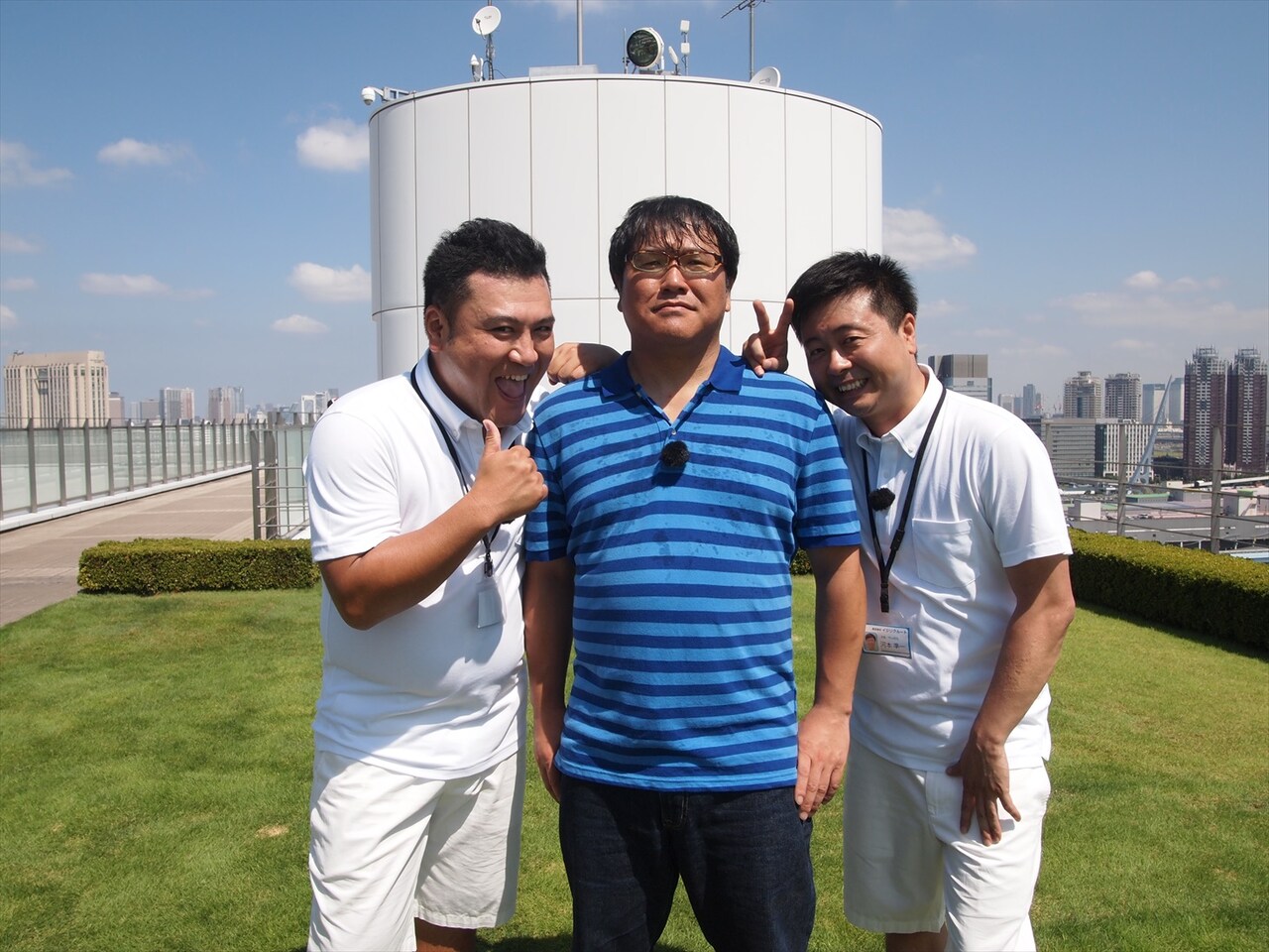 DVD「竹山、芸人やめるってよ～ザキヤマ＆河本のイジリクルート～」に出演するカンニング竹山（中央）、アンタッチャブル山崎（左）、次長課長・河本（右）。(c)2014イジリクルート製作委員会