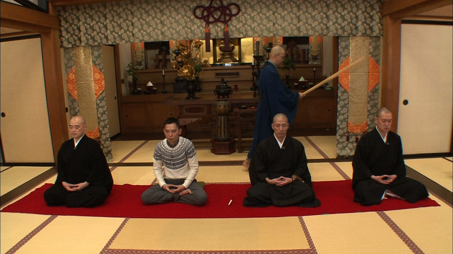 「お坊さんバラエティ ぶっちゃけ寺」SPで、お坊さんとともに寺へ赴く爆笑問題・太田（左から2人目）。(c)テレビ朝日