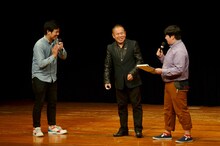 巨匠と、審査員のブッチャーブラザーズ・ぶっちゃあ（中央）。