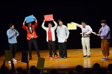 お笑い養成スクール3校の対抗戦「ともえせん」にて、ピンネタを披露した高橋ちゃん（右から2人目）が勝利した瞬間の様子。写真両端はMCの巨匠。