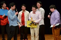 3回戦で勝利した高橋ちゃん（中央）のインタビューの様子。