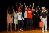 優勝が告げられた瞬間のワタナベコメディスクールの生徒たち。のちにNSC東京の同点優勝が告げられた。