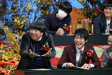 身を乗り出して共感詩について解説するバナナマン日村（前列左）。(c)テレビ東京