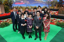 「共感百景～痛いほど気持ちがわかる あるある～」の出演者。前列左から、東直子、俵万智、劇団ひとり、秋元玲奈アナウンサー。2列目左から、大橋裕之、大森靖子、麒麟・川島、清野とおる、清水ミチコ。後列左から、レイザーラモンRG、能町みね子、バナナマン日村、西加奈子、博多大吉、吉田靖直。(c)テレビ東京