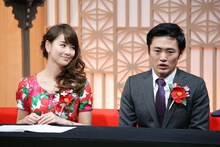 左から、秋元玲奈アナウンサーと劇団ひとり。(c)テレビ東京
