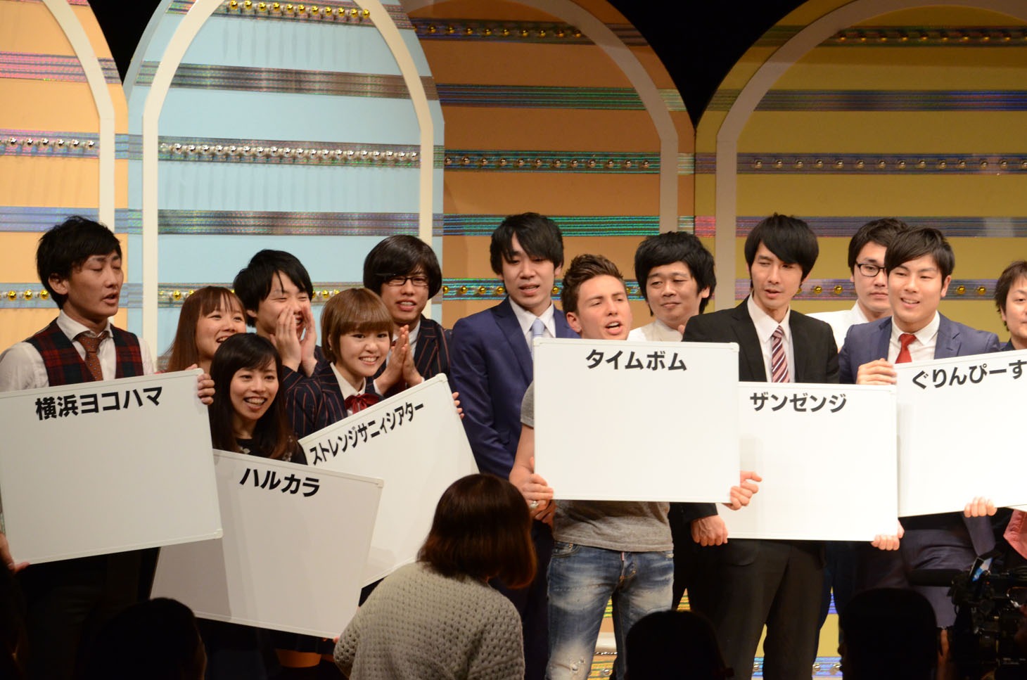 観客投票の様子。芸人たちは声を上げて票を集める。