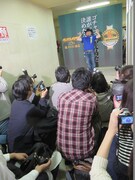 バッファロー吾郎Aのスティーブ・キムズへの着替えの間にポーズを決めるザコシショウ。