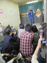 バッファロー吾郎Aのスティーブ・キムズへの着替えの間にポーズを決めるザコシショウ。