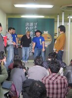 ケンコバとのプロレスボケがスベり、自分でオチをつけるザコシショウ。