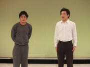 プレッシャーでできてしまった吹き出物を隠すため初めてコンシーラーを塗った佐々木（左）と、コントのメイクが落ち切ってない八木（右）。