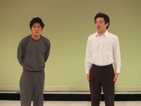 プレッシャーでできてしまった吹き出物を隠すため初めてコンシーラーを塗った佐々木（左）と、コントのメイクが落ち切ってない八木（右）。