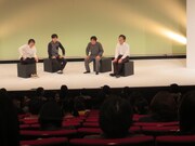 押見が客席の母親に感想を聞いているところ。