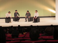 押見が客席の母親に感想を聞いているところ。