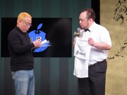 DVD「ダイナマイト関西2014」の特典を紹介するスティーブ・キムズ。タオルは吸水性がいいため、汗かきのキムズも風邪知らずとのこと。