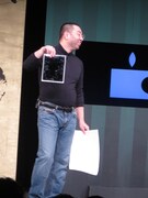 RGジョブズが発表した最新のiPhoneはミラー付き。