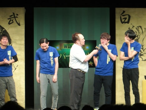 直属の先輩に勝って気まずい空気のラバーガール。