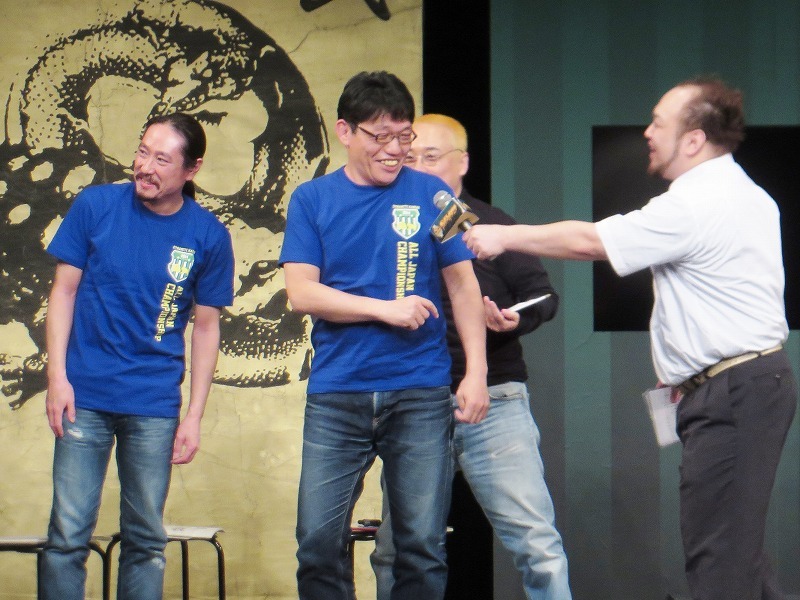 キャッチフレーズ大喜利に優勝した飯尾（中央）。