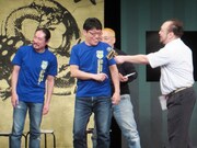 キャッチフレーズ大喜利に優勝した飯尾(中央)。