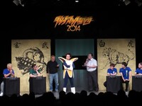 スティーブ・キムズをもビビらせるベジータ（中央）。