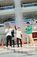 世界記録を更新したおばちゃん1号（中央）。