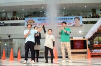 世界記録を更新したおばちゃん1号（中央）。