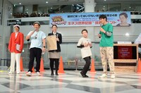 ギネス世界記録更新を果たし、喜びの舞いを披露するおばちゃん1号。