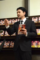 囲み取材に応じるMr.都市伝説 関暁夫。