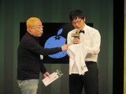 DVD「ダイナマイト関西2014」特典のタオルをゴエに自慢するキムズ。