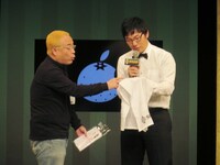 DVD「ダイナマイト関西2014」特典のタオルをゴエに自慢するキムズ。