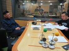 打ち合わせ中のレイザーラモン。