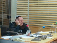 ジングル収録中のRG。