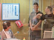 メンディ漫才を披露するレイザーラモン。写真は「ネバーエンディング・ストーリー」のくだり。