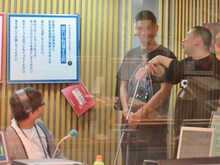 メンディ漫才を披露するレイザーラモン。写真は「ネバーエンディング・ストーリー」のくだり。