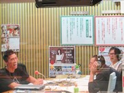 深夜の下ネタあるあるで盛り上がる3人。