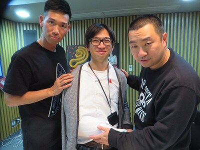 「レイザーラモンのオールナイトニッポンR」の生放送を終えたレイザーラモンと、どきどきキャンプ佐藤（中央）。「サトミツの骨折が伝説！」とRG（右）。