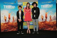 （左から）まえだまえだ前田旺志郎、マギー、濱田龍臣。